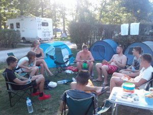Jongeren op de camping